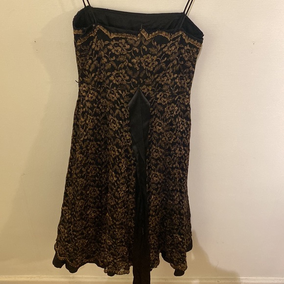 Ballet style - Black and Gold Lace Dress - Picture 6 of 10